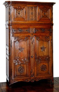 Picardie-vaatekaappi vapaamuurareilla koristeltu, n.1740 (puuta)