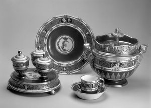 Plat de Menage, astia, kuppi ja lautanen sekä jäätelökulho Blue Cameo Servicestä, Sevres, 1778-79 (pehmeää posliinia)
