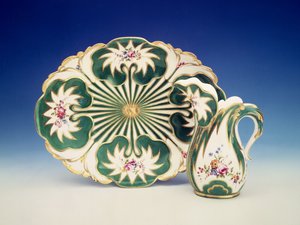 Lautas ja kannu kukkakoristeella, Sevres (posliini)