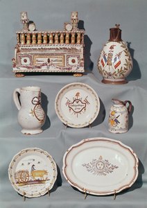 Lautaset, astiat, kannu, tupakkapurkit; kirjoituslaukku ja tankardi, jossa kaiverrettu Ranskan vallankumouksellisia aiheita ja iskulauseita, 1700-luvun loppu (fajanssi) tekijältä French School