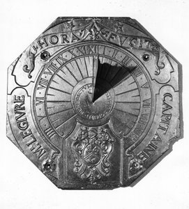 Kannettava aurinkokello, Sierkin linnasta (Mosel) 1756 (liuskekivi) tekijältä French School