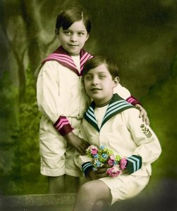 Kahden pojan muotokuva n. 1898 (käsin sävytetty kuva) tekijältä French School