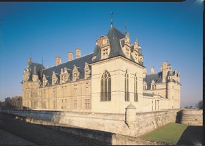 Pääjulkisivu ja eteläinen julkisivu tekijältä French School