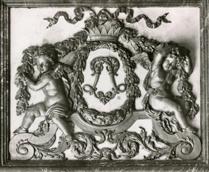 Putti L-kirjaimen vieressä Salon des Gardes de la Reinen ovessa (stukkityö) tekijältä French School