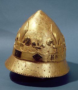 Louvren kaivauksista vuonna 1986 löydetyn Kaarle VI:n (1368-1422) kullatun kypärän rekonstruktio (metalli)