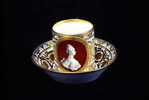 Sevres-kuppi ja lautanen, jossa on Marie-Antoinette, n. 1773-1774 (posliini)