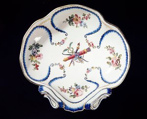 Jousilla ja nuolilla koristeltu Sevres-lautanen, 1762 (fajanssi) tekijältä French School