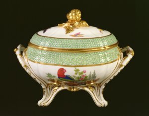 Sevres tureen Eden-palvelusta, maalarit Pierre-Joseph Rosset, 1788 (posliini)