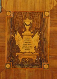 Senkki, jossa intarsia, jossa on Ranskan vallankumouksen tunnuksia ja tunnuslauseita (marquetry-puuta) tekijältä French School