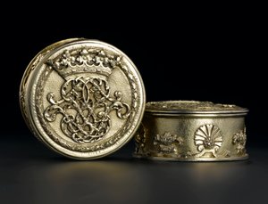 Hopeakullattu pieni pyöreä laatikko kannella Lennoxloven wc-palvelusta, jonka omistaa Frances Teresa Stewart, Richmondin ja Lennoxin herttuatar: Ranska, Pariisi, testattu syyskuun 1672 ja lokakuun 1674 välisenä aikana tekijältä French School