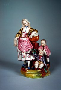 Nuoren naisen patsas kahden poikansa kanssa (fajanssi) tekijältä French School