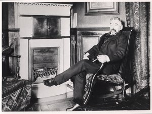 Stephane Mallarme (1842-98) istuu takan ääressä kotonaan Rue de Romella, Pariisissa tekijältä French School
