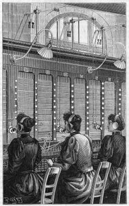 Puhelintoimisto (central telephonique - standardi puhelin) rue Gutenbergilla Pariisissa vuonna 1895. 240 tilaajan monipöytäosasto, jota palvelee 3 puhelinsoittajaa. tekijältä French School