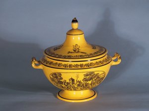 Tureen mustalla painatuksella, n.1820 (fajanssi)
