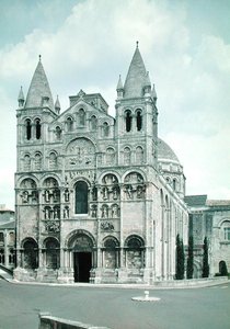 Näkymä länsijulkisivulle, rakennettu 1125-35 tekijältä French School