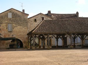 Näkymä kylän katetulle torille tekijältä French School