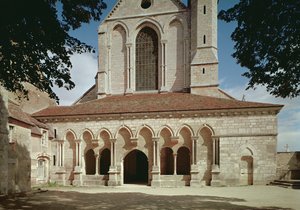 Näkymä 1140-1160 rakennetun Cistercian Abbeyn sisäänkäynnin kuistilta tekijältä French School