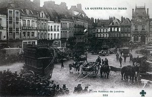 Sota pohjoisessa: British Expeditionary Force:n Lontoon bussit Bethunen pääaukiolla vuonna 1915 (valokuva) tekijältä French School