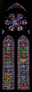 Ikkuna w102, joka kuvaa Pyhää Pietaria ja Pyhää Andreasta; Soissons Cathedral ja piispa; ruusussa Kohtauksia Pyhän Pietarin elämästä tekijältä French School