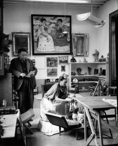 Meksikolaiset taidemaalarit Frida Kahlo (1907-1954) ja Diego Rivera (1886-1957) työpajassaan vuonna 1948 (s/w-kuva). tekijältä Frida Kahlo