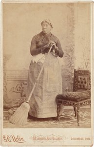 Muotokuva naisesta luuta kädessään, n. 1885 (kuva) tekijältä G.C. Urlin