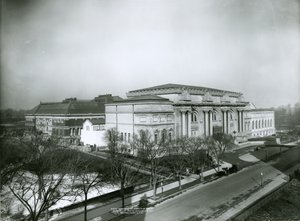 Metropolitan Museum of Art kaakosta, New York City, 1909 tekijältä G.P. Hall und Sohn