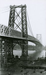 Williamsburgin silta East Riverin yli rakentamisen aikana, 1898 tekijältä G.P. Hall und Sohn