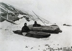 The Two Kayaks Ashore, c1911, 1913 tekijältä G. Murray Levick
