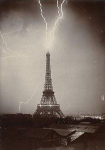 Salaman iskemä Eiffel-torni, 1902 (gelatiinihopeaprintti) tekijältä Gabriel Loppe