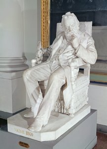 Victor Hugon (1802-85) istuva patsas (marmori)