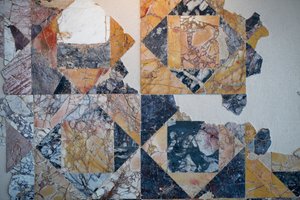 Roomalaisesta julkisesta muistomerkistä peräisin oleva marmoripäällyste opus sectile -muodossa