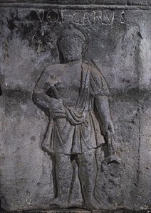 Nautesin pylvään pääkaupunki, jossa Vulcanus pitää vasaraa kädessään. tekijältä Gallo Roman
