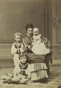Suurherttuatar Maria Fjodorovna lasten kanssa, Nikolai Aleksandrovitš, George..., n. 1875. tekijältä Georg Emil Hansen