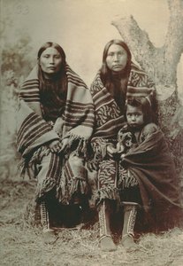 Kaksi Comanche -naista ja pieni lapsi tekijältä George A. Addison