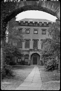 Seinä kaarikäytävällä nro 9:n edessä, College, Durhamin kreivikunta, 1942.