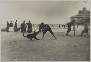 Poika ja koira, Iron Pier, Coney Island, Brooklyn, n. 1885 (painettu gelatiinihopeaprintti)