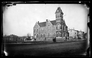 Town Hall, Flatbush, Brooklyn, n. 1872-1887 (märkäkollodion negatiivinen)