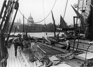 Miehet Thames-proomulla, South Bank, Lambeth, Lontoo, 1900-luvun alku