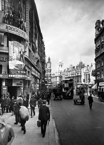 Ihmisiä kävelemässä Astoria-teatterin ohi Charing Cross Roadissa, Westminsterissä, Lontoossa, 1930-luvun alussa.