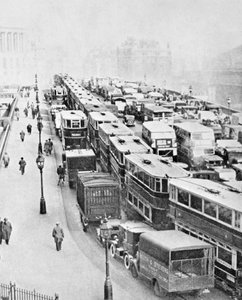 Liikenneruuhka Blackfriars Bridgellä, Lontoo, vuodelta 1935