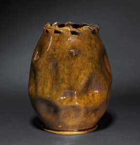 Maljakko, n. 1900 (kivitavara) tekijältä George E. Ohr
