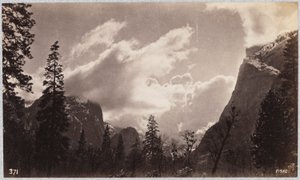 Yosemiten laakso, pilvien kanssa
