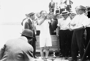 Harry Houdini laitettiin käsiraudoihin ennen kuin hänet naulattiin laatikkoon ja laskettiin New Yorkin lahdelle, 1912