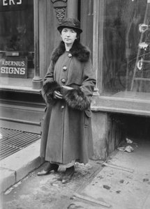 Margaret Sanger, syyllistynyt valtion rikoslain rikkomiseen toimimalla ensimmäisen ehkäisyklinikalla, 1917