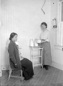 Margaret Sanger kollegansa Fania Mindellin kanssa klinikalla Brownsvillessä, Brooklynissa, n. 1916
