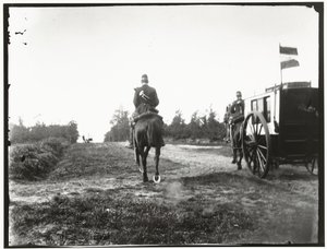 Keltaiset ratsastajat hevosen selässä lähellä Arnhemia tekijältä George Hendrik Breitner