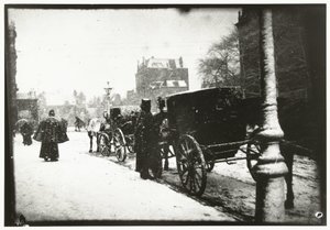 Näkymä Amsterdamin Leidsepleinille ja hevosvaunuliikennettä talvisena päivänä tekijältä George Hendrik Breitner