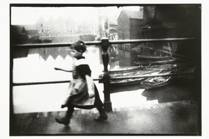 Tyttö Prinseneilandin sillalla Amsterdamissa tekijältä George Hendrik Breitner