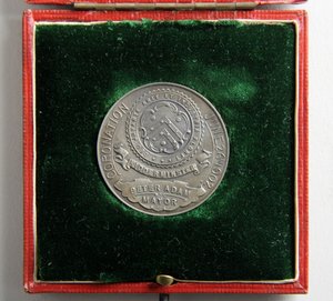 Mitali Edward VII:n ja kuningatar Alexandran kruunajaisten kunniaksi. tekijältä George James Frampton