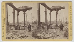 Stereografia miehestä jäähdyttämässä kassakaappia raunioiden keskellä Chicagon palon jälkeen 1871, 1871 (bw-kuva korttitelineessä)